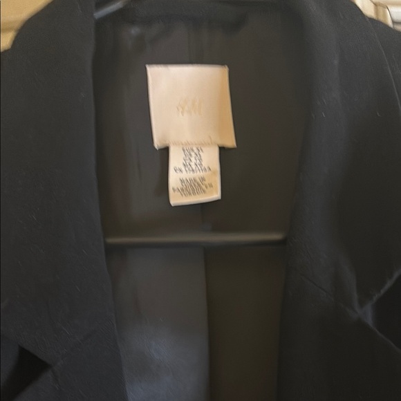 COPY - H&M Black Sleeveless Blazer - Picture 2 of 7